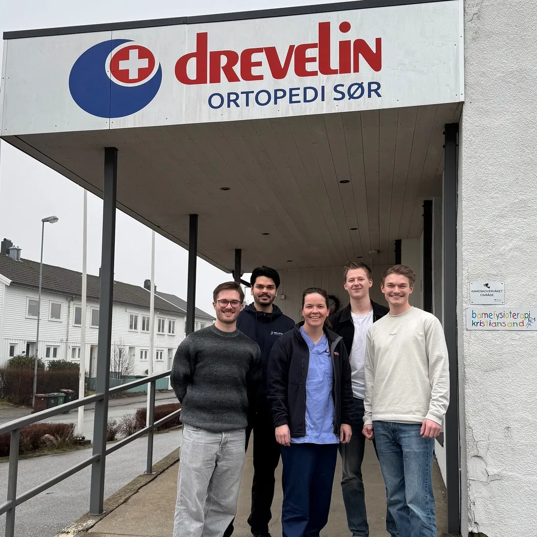 Teamet i NeuroFlex Robotics sammen med Kine Normann utenfor Drevelin Ortopedi Sør